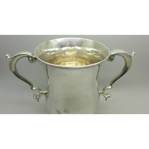 884 - A Georgian silver loving cup, London 1762, 557g