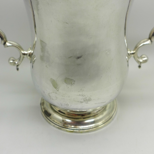 884 - A Georgian silver loving cup, London 1762, 557g