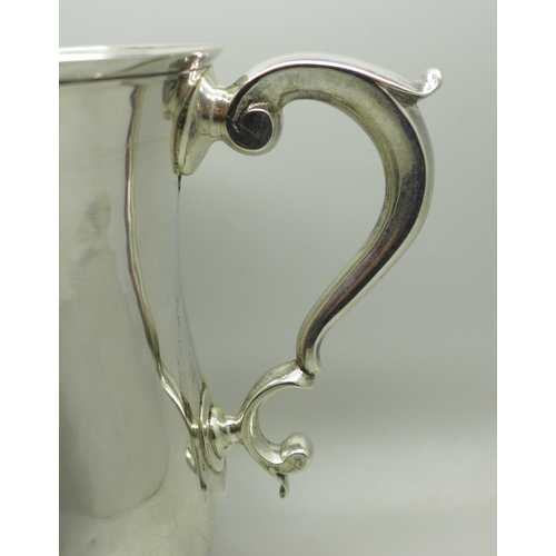 884 - A Georgian silver loving cup, London 1762, 557g