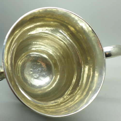 884 - A Georgian silver loving cup, London 1762, 557g