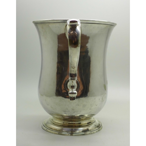 884 - A Georgian silver loving cup, London 1762, 557g