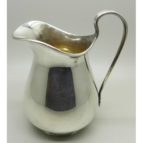 887 - A silver jug, Sheffield 1916, 158g