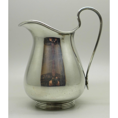 887 - A silver jug, Sheffield 1916, 158g