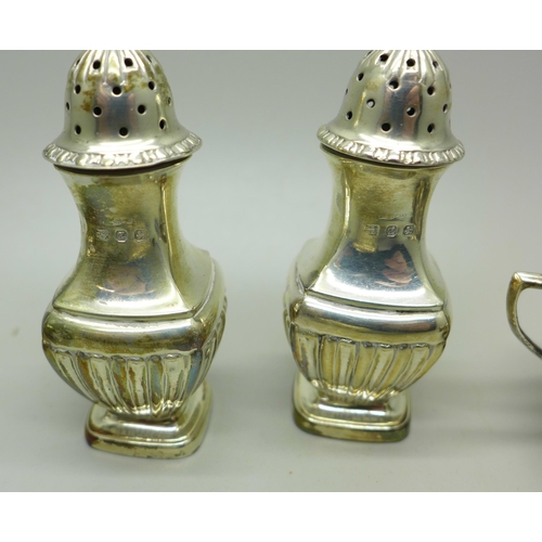 890 - A Victorian silver seven-piece cased cruet set, Birmingham 1899, 225g