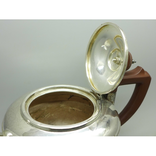 893 - A silver three piece tea service, Birmingham 1933, 614g