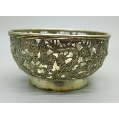 894 - A Chinese pierced silver bowl decorated with dragons, 92mm diameter, 112g