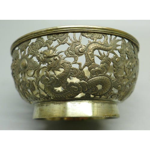 894 - A Chinese pierced silver bowl decorated with dragons, 92mm diameter, 112g