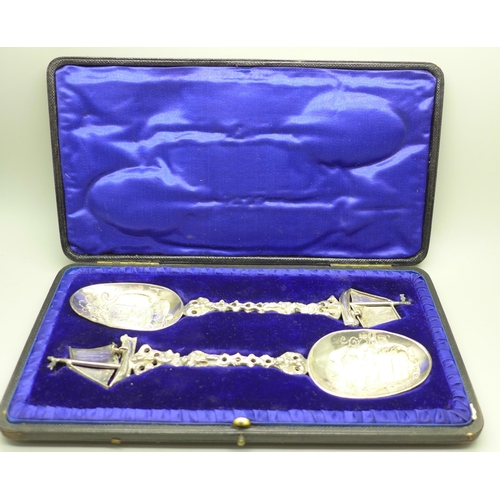 901 - A pair of silver spoons, finely decorated, with ship detail, Sheffield 1901, 145g, cased