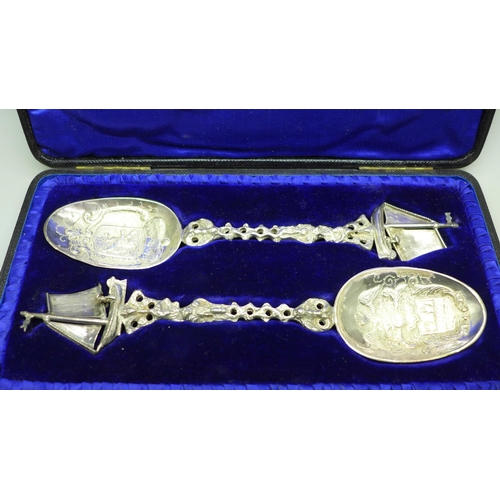 901 - A pair of silver spoons, finely decorated, with ship detail, Sheffield 1901, 145g, cased