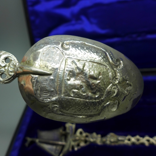 901 - A pair of silver spoons, finely decorated, with ship detail, Sheffield 1901, 145g, cased