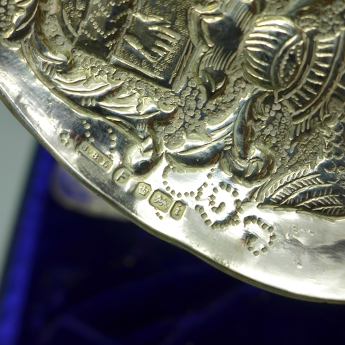 901 - A pair of silver spoons, finely decorated, with ship detail, Sheffield 1901, 145g, cased