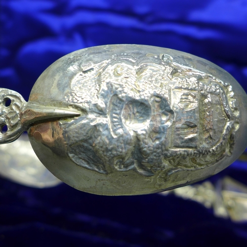 901 - A pair of silver spoons, finely decorated, with ship detail, Sheffield 1901, 145g, cased