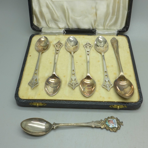 902 - A set of silver spoons, five matching, one other and a silver Norwegian .830 spoon, 59g