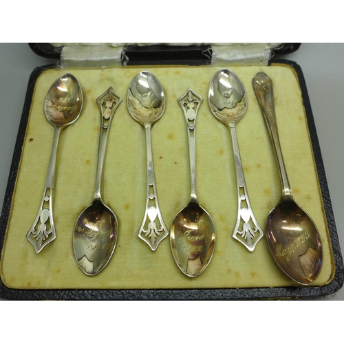 902 - A set of silver spoons, five matching, one other and a silver Norwegian .830 spoon, 59g