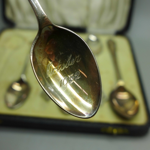 902 - A set of silver spoons, five matching, one other and a silver Norwegian .830 spoon, 59g