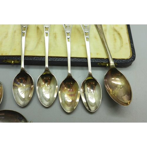 902 - A set of silver spoons, five matching, one other and a silver Norwegian .830 spoon, 59g