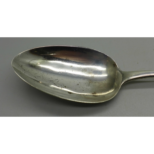 904 - A silver serving spoon, London 1817, 60g, 22cm