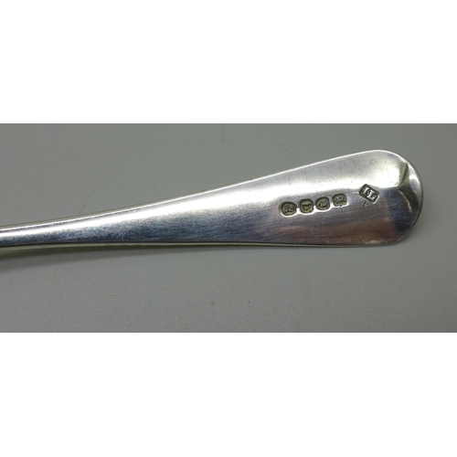 904 - A silver serving spoon, London 1817, 60g, 22cm