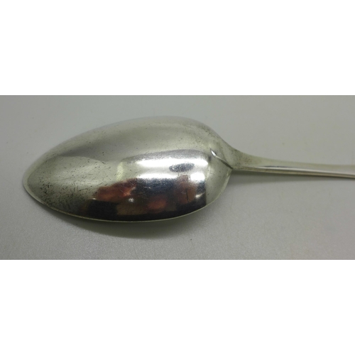 904 - A silver serving spoon, London 1817, 60g, 22cm