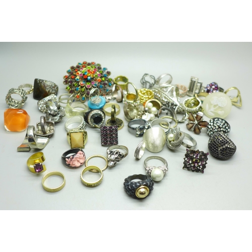 927 - Fifty-nine costume rings