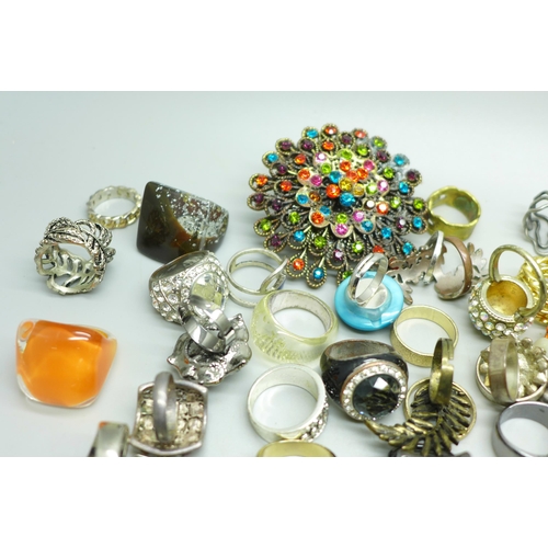 927 - Fifty-nine costume rings