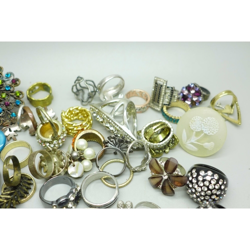 927 - Fifty-nine costume rings