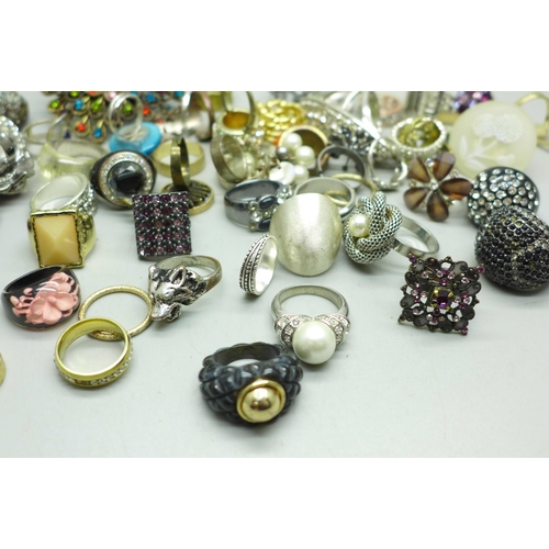 927 - Fifty-nine costume rings