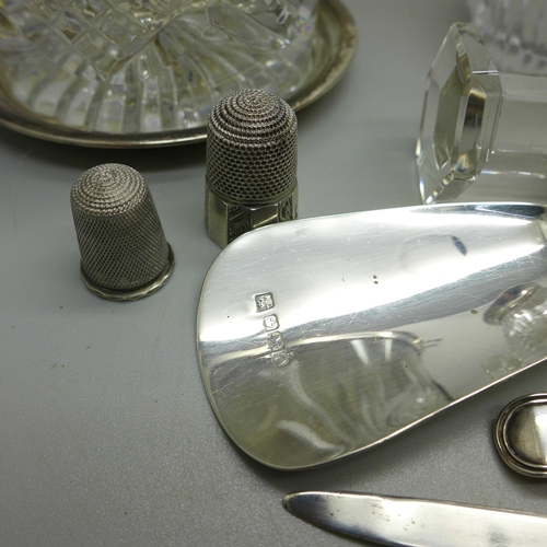 934 - A silver shoe horn, two silver book marks, silver mustard spoon, silver sugar shaker and a silver pr... 