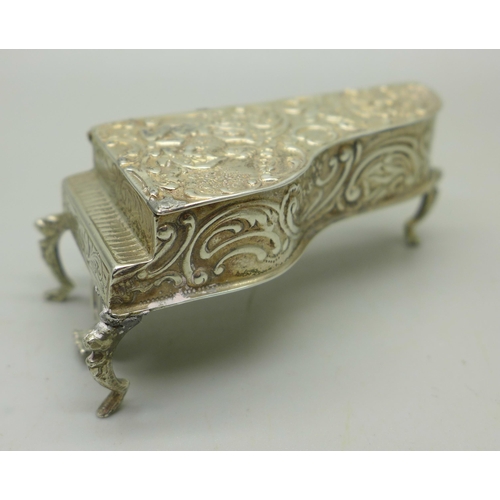 939 - A small silver box in the form of a grand piano with inscription, dated 1951, 44g, 7.4cm