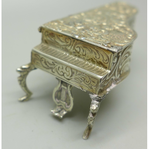 939 - A small silver box in the form of a grand piano with inscription, dated 1951, 44g, 7.4cm