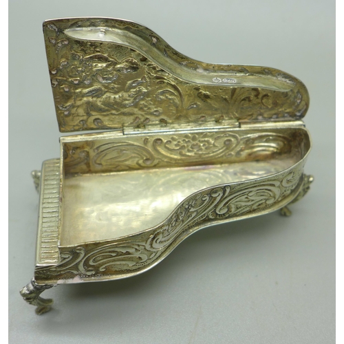 939 - A small silver box in the form of a grand piano with inscription, dated 1951, 44g, 7.4cm