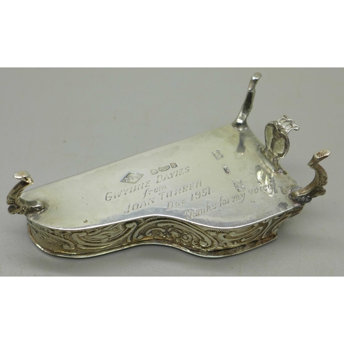 939 - A small silver box in the form of a grand piano with inscription, dated 1951, 44g, 7.4cm