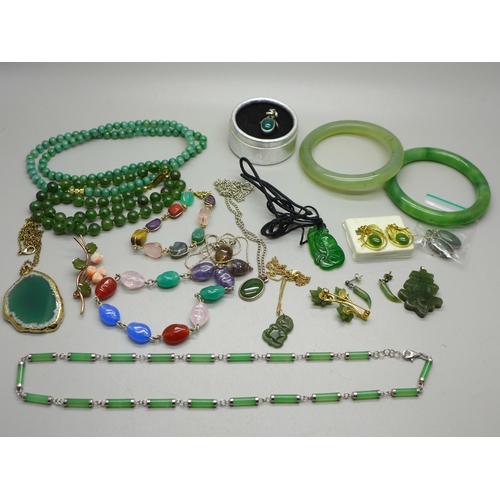 942 - A collection of jade jewellery