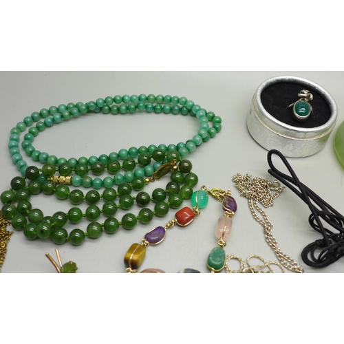 942 - A collection of jade jewellery