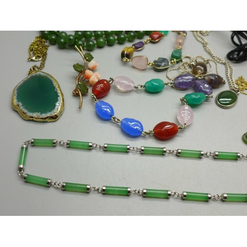 942 - A collection of jade jewellery