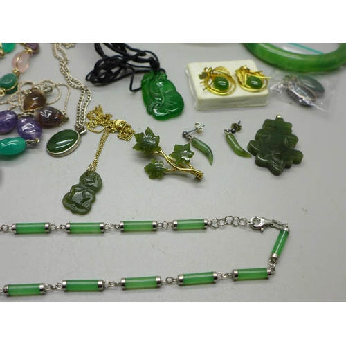 942 - A collection of jade jewellery