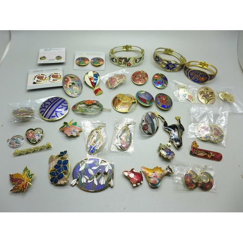 946 - A collection of cloisonne and enamel jewellery