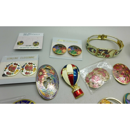 946 - A collection of cloisonne and enamel jewellery