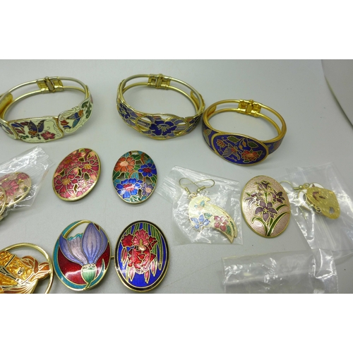 946 - A collection of cloisonne and enamel jewellery