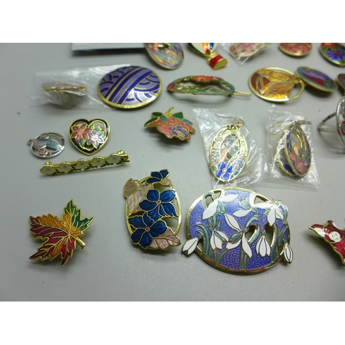 946 - A collection of cloisonne and enamel jewellery