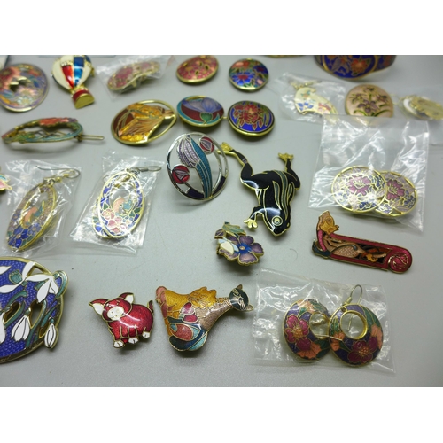 946 - A collection of cloisonne and enamel jewellery