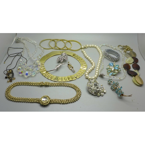 949 - Jewellery including a Swarovski necklace, exquisite brooch, Jewelcraft brooch and Monet bangles, etc... 