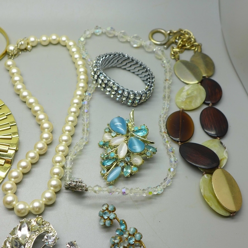 949 - Jewellery including a Swarovski necklace, exquisite brooch, Jewelcraft brooch and Monet bangles, etc... 