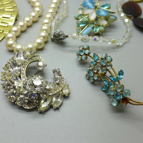 949 - Jewellery including a Swarovski necklace, exquisite brooch, Jewelcraft brooch and Monet bangles, etc... 