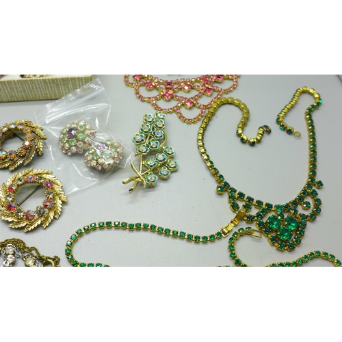 963 - A collection of paste set and other jewellery