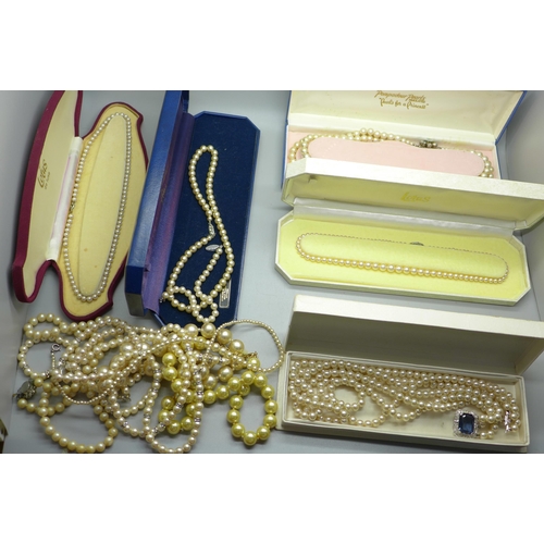 971 - Assorted pearl necklaces, mostly boxed including Lotus