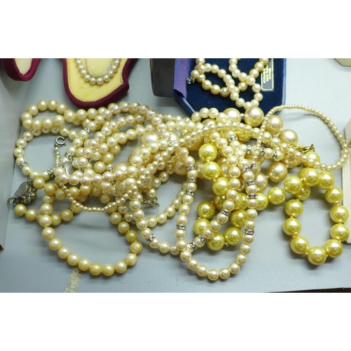 971 - Assorted pearl necklaces, mostly boxed including Lotus