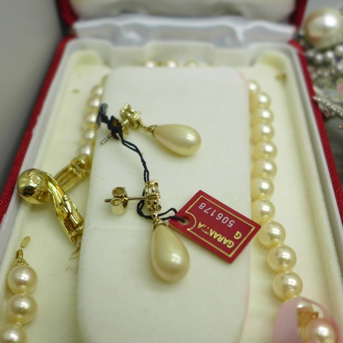 972 - A collection of costume jewellery and faux pearl necklaces