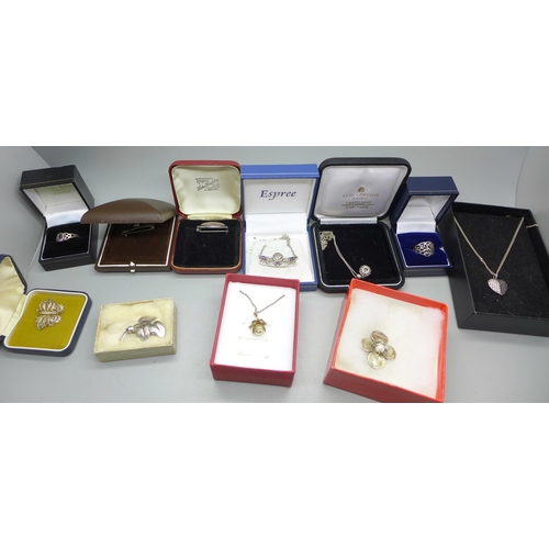 974 - Assorted silver jewellery