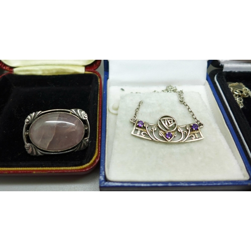 974 - Assorted silver jewellery